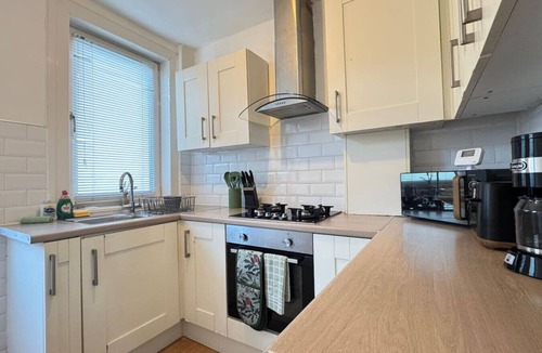 Doncaster House | Comfortable 3-bedroom house with 6 separate beds, ideal for work teams