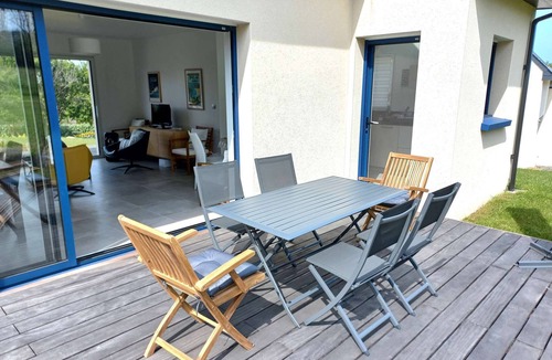 Tregastel House | Comfortable 3-star house in a green setting