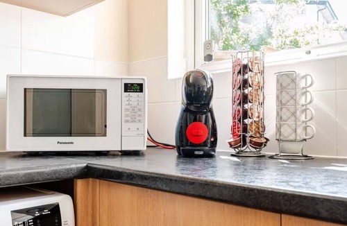 Manchester House | Comfortable 3-Storey House with Free Car Parking