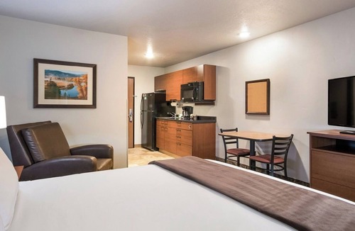 La Vista Hotel | Comfortable 3-Unit Stay Featuring Recliners & Kitchens Near La Vista Shopping