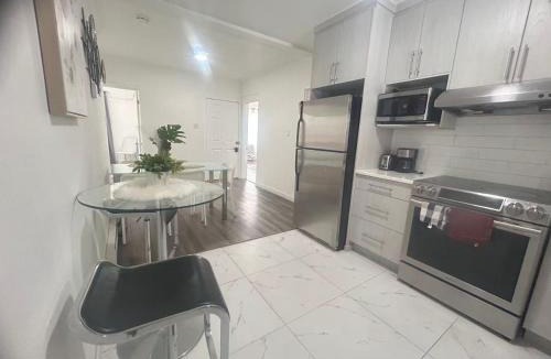 Cote-Des-Neiges—Notre-Dame-De-Grace Apartment | Comfortable 3B Unit-Close to City