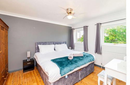 Eight Ash Green House | Comfortable 3BED House with Garden & Parking
