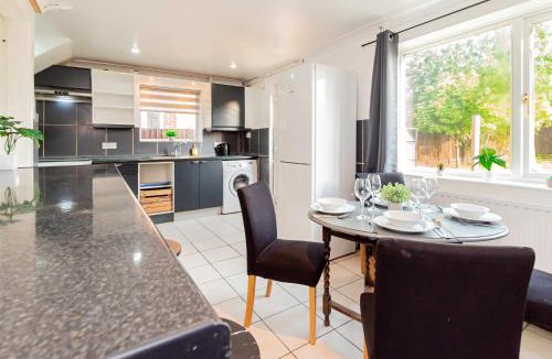 Eight Ash Green House | Comfortable 3BED House with Garden & Parking