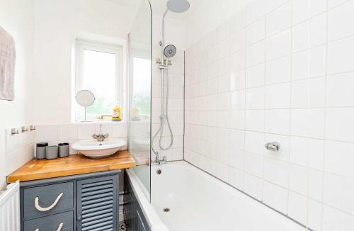 Eight Ash Green House | Comfortable 3BED House with Garden & Parking
