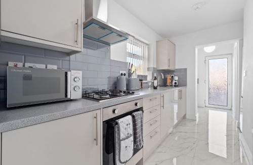 Coventry House | Comfortable 3BR Home, Driveway with Free Parking, Contractors-Family Welcome