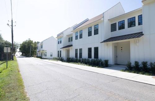 Pass Christian Apartment | Comfortable 3BR Stay - Pool - Beach Nearby