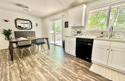 Bull Mountain Apartment | Comfortable 3BR w/Queen Bed, Garden Views, Patio!