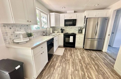 Bull Mountain Apartment | Comfortable 3BR w/Queen Bed, Garden Views, Patio!