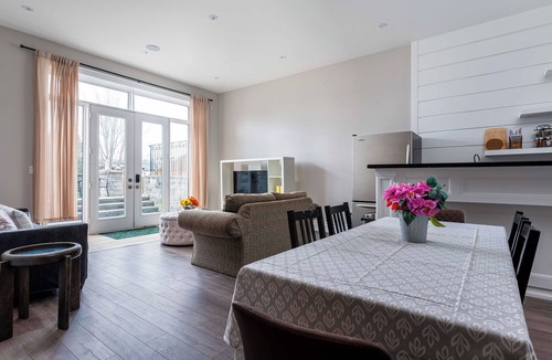The Peanut Hotel | Comfortable 4 Bed Family Suite Near Parks