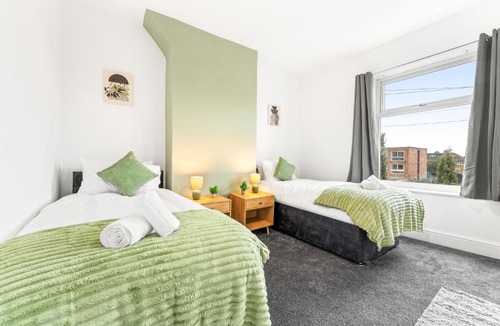 Offerton Apartment | Comfortable 4 Bed Home - Free Parking & Brand New Bathroom