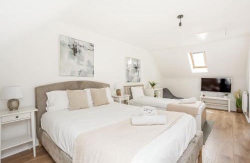 Long Eaton House | Comfortable 4 Bed Modern Townhouse with Parking