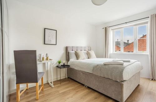 Long Eaton House | Comfortable 4 Bed Modern Townhouse with Parking