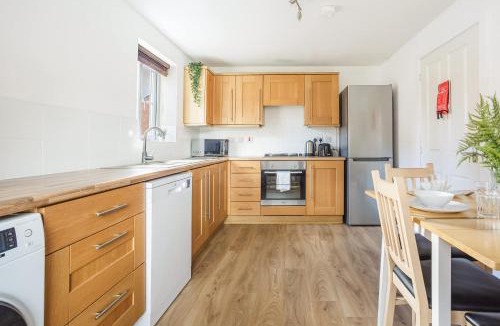 Long Eaton House | Comfortable 4 Bed Modern Townhouse with Parking