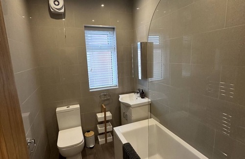 Birkenhead House | Comfortable 4 Bedroom Townhouse