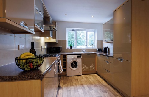 Aylesbury House | Comfortable 4-bedroom home Aylesbury/park view/pet friendly/car port