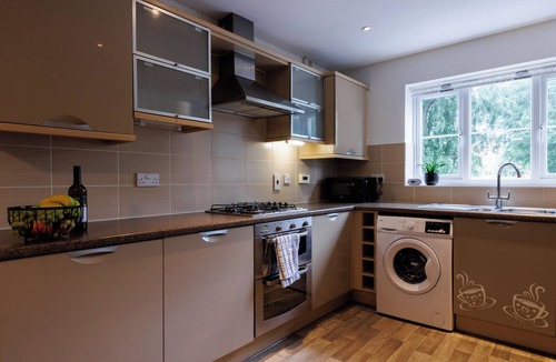 Aylesbury House | Comfortable 4-bedroom home Aylesbury/park view/pet friendly/car port