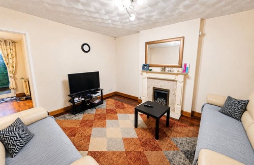 Milton Keynes House | Comfortable 4BR House -Families, Groups & Business