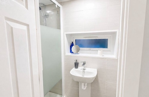 Milton Keynes House | Comfortable 4BR House -Families, Groups & Business
