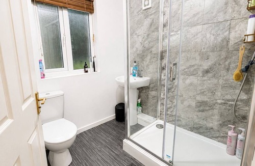 Milton Keynes House | Comfortable 4BR House -Families, Groups & Business