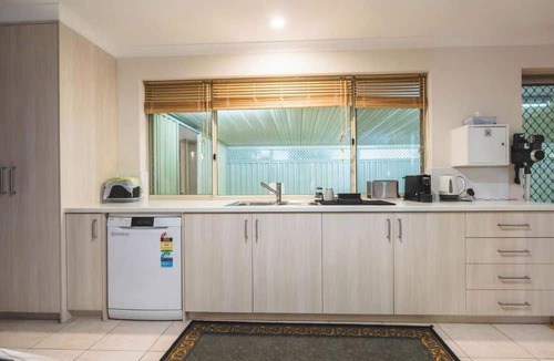 Canning Vale House | Comfortable 4BDR Family home in Suburbia