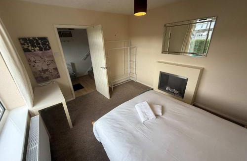 Neston House | Comfortable 4BR Retreat in Chester