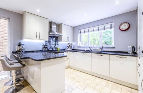 Runnymede House | Comfortable 5-Bedroom home- Parking - Smart TV - Business Ready