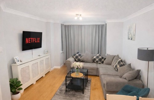 Runnymede House | Comfortable 5-Bedroom home- Parking - Smart TV - Business Ready