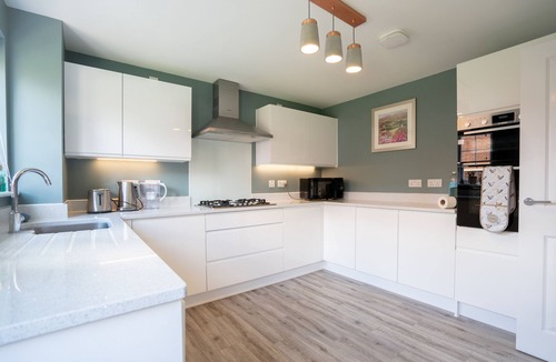 Bicester House | Comfortable 5 Bedroom Detached House With Parking