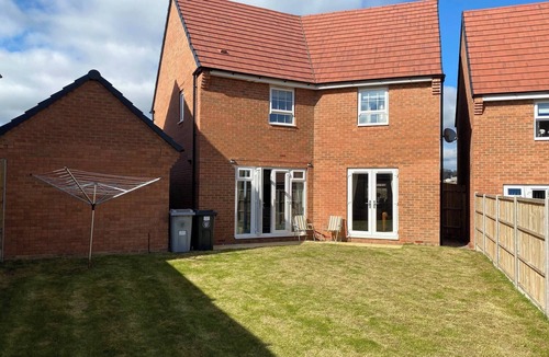 Grantham House | Comfortable 5 - Guest Abode - In Quiet Village