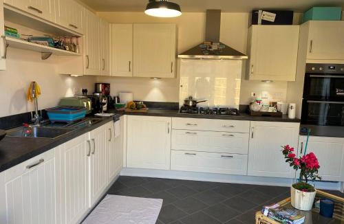 Grantham House | Comfortable 5 - Guest Abode - In Quiet Village
