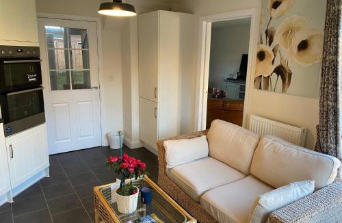 Grantham House | Comfortable 5 - Guest Abode - In Quiet Village