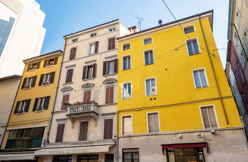 Parma City Centre Apartment | Comfortable 55 sqm apartment in the heart of Parma. The accommodation, which can host up to 4 guests, is located on the first floor of a period building without lift. Please note that there is one step to access the building and stairs to reach the apart