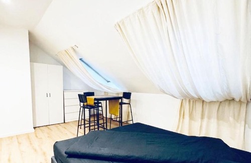 Liesing Apartment | Comfortable 5BR Apt for 13 Near Liesing Station