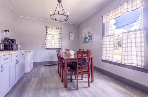Downtown Niagara Falls House | Comfortable 6BR 2Bath in the heart of Niagara Fall