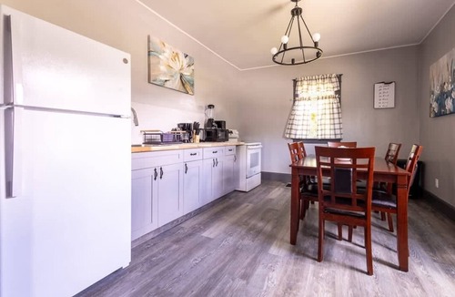 Downtown Niagara Falls House | Comfortable 6BR 2Bath in the heart of Niagara Fall