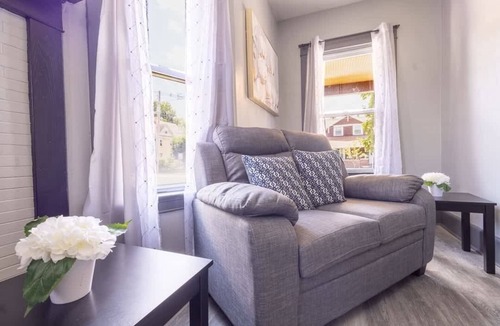 Downtown Niagara Falls House | Comfortable 6BR 2Bath in the heart of Niagara Fall