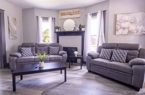 Downtown Niagara Falls House | Comfortable 6BR 2Bath in the heart of Niagara Fall