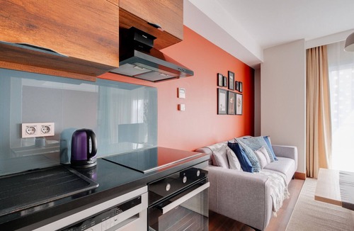 Sisli Apartment | Comfortable AC Residence Steps from Bomontiada