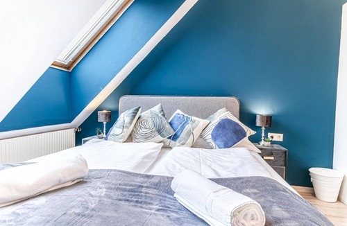Favoriten Hotel | Comfortable AC Room @ Hauptbahnhof