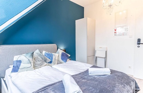 Favoriten Hotel | Comfortable AC Room @ Hauptbahnhof
