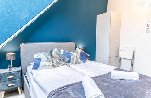 Favoriten Hotel | Comfortable AC Room @ Hauptbahnhof
