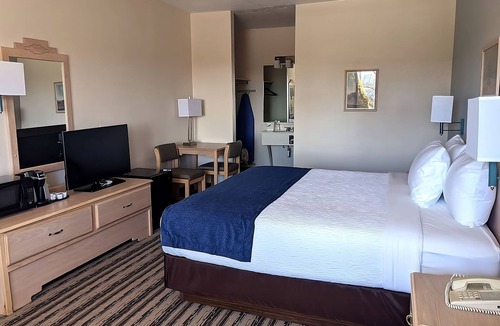 Window Rock Hotel | Comfortable Accommodation in a Cultural Destination! With Indoor Pool & Hot Tub!