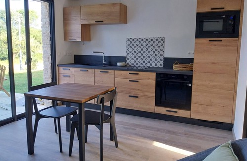 Malataverne Apartment | Comfortable accommodation in quiet Provencal countryside, with swimming pool and spa.
