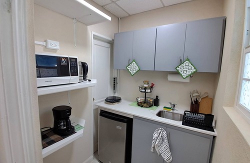Pine Gardens Apartment | Comfortable and cozy 1-bedroom apartment near beautiful Bridgetown with AC