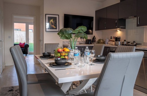 Sheffield House | Comfortable and Fully-furnished 2-bedroom House around City Center, Universities
