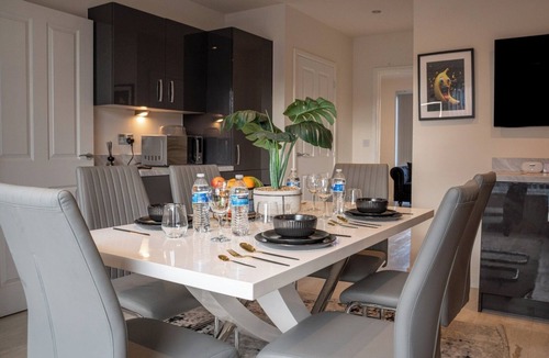 Sheffield House | Comfortable and Fully-furnished 2-bedroom House around City Center, Universities