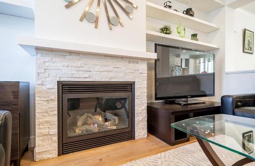 Willoughby House | Comfortable and Modern Rowhouse Perfect for BC Escapade, air conditioned