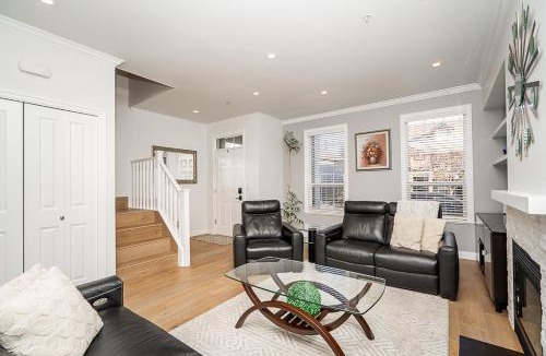 Willoughby House | Comfortable and Modern Rowhouse Perfect for BC Escapade, air conditioned