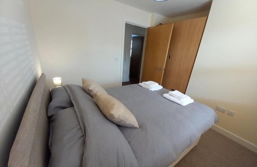 Beeston Apartment | Comfortable and spacious 2 bedrooms Free parking