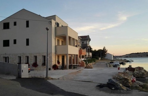 Simuni Apartment | Comfortable and spacious apartment with terrace and sea view Šimuni, Pag (A-18386-c)